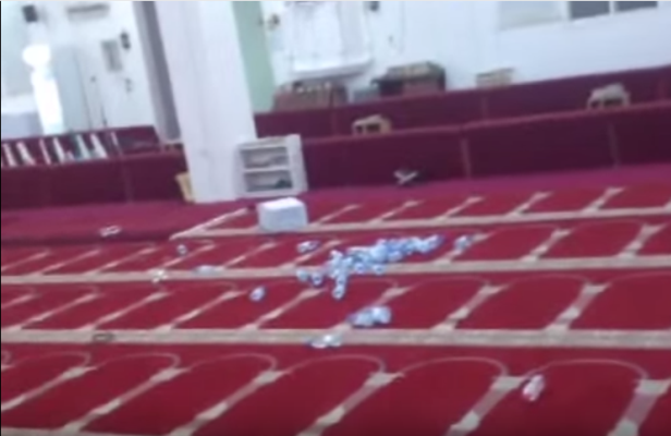 رمي النفايات في أحد مساجد تيماء