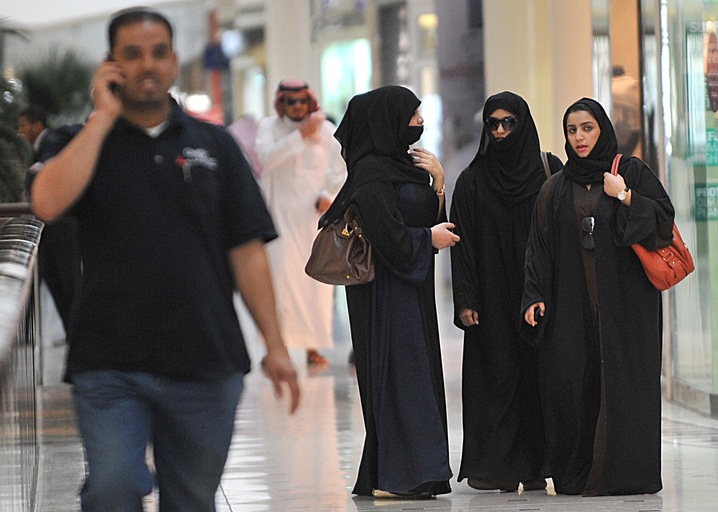 سيدات سعوديات داخل مول (وكالة الصحافة الفرنسية)