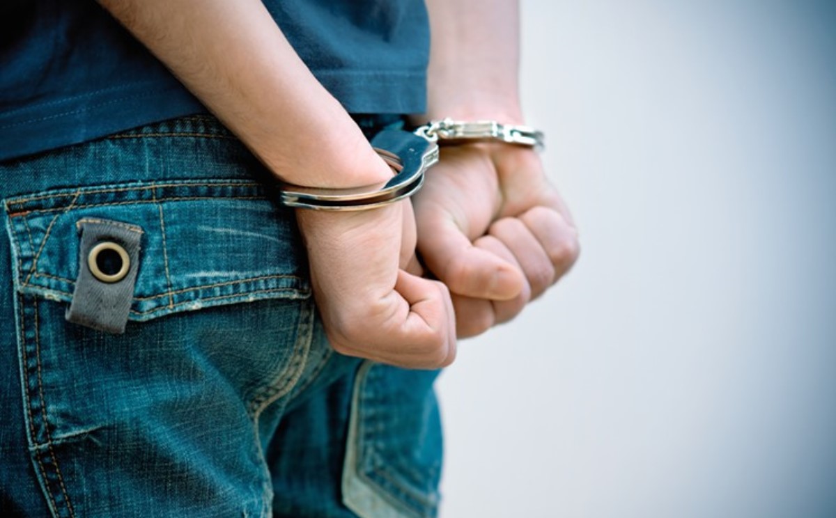 طفل مكبّل (shutterstock)