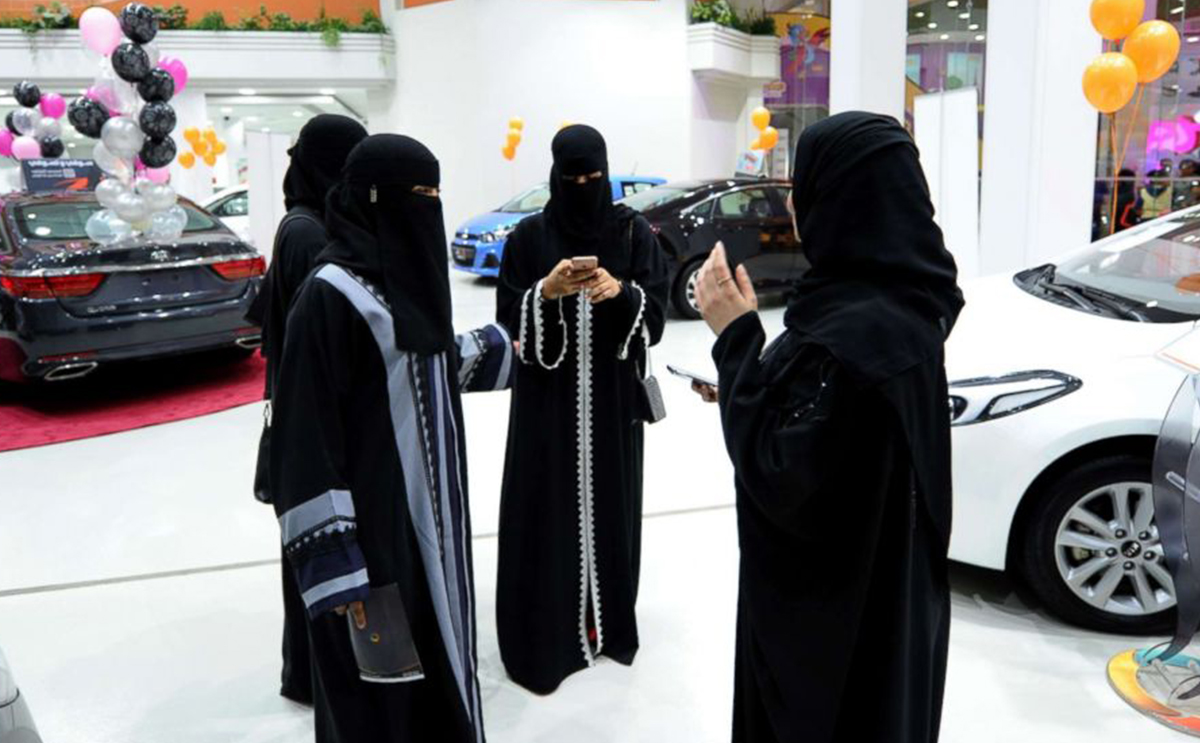 من داخل أحد معارض السيارات في السعودية