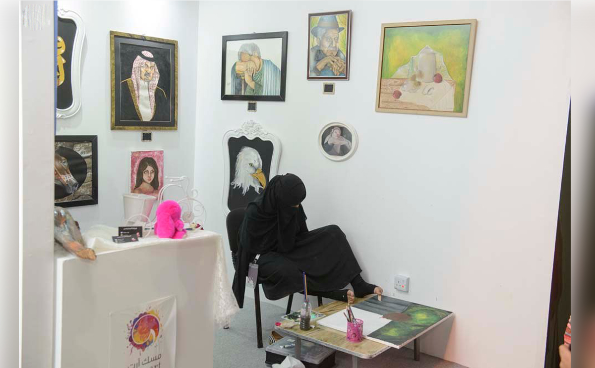 هيلة المحيسن سعودية ترسم بقدميها 