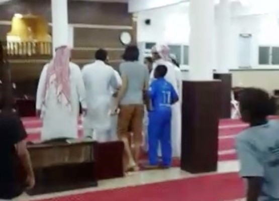 دخلوا إلى المسجد بعد سماع صوت الغناء