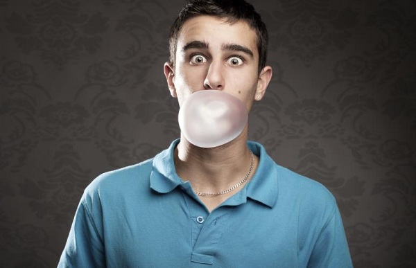 حقيقة ابتلاع العلكة