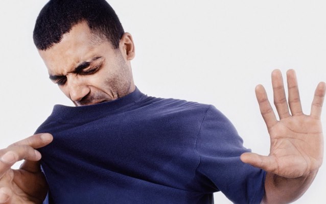 طريقة للتخلص من رائحة العرق