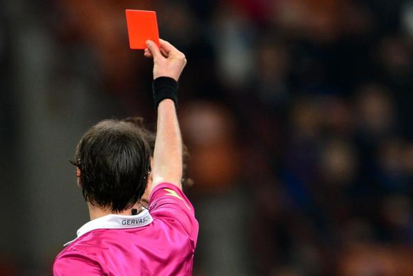 لاعب يقتل حكم بسبب بطاقة حمراء