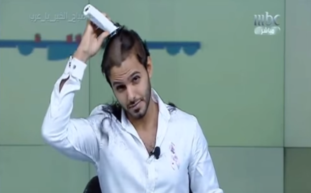 المذيع السعودي بدر آل زيدان يحلق شعره على الهواء