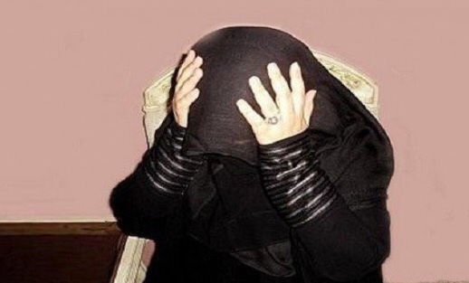 إمرأة مسلمة تضرب على رأسها (twitter.com)