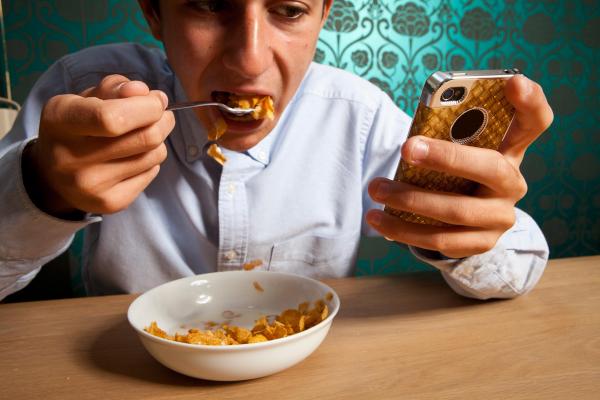 حتى أثناء تناول الطعام أستعمل الهاتف