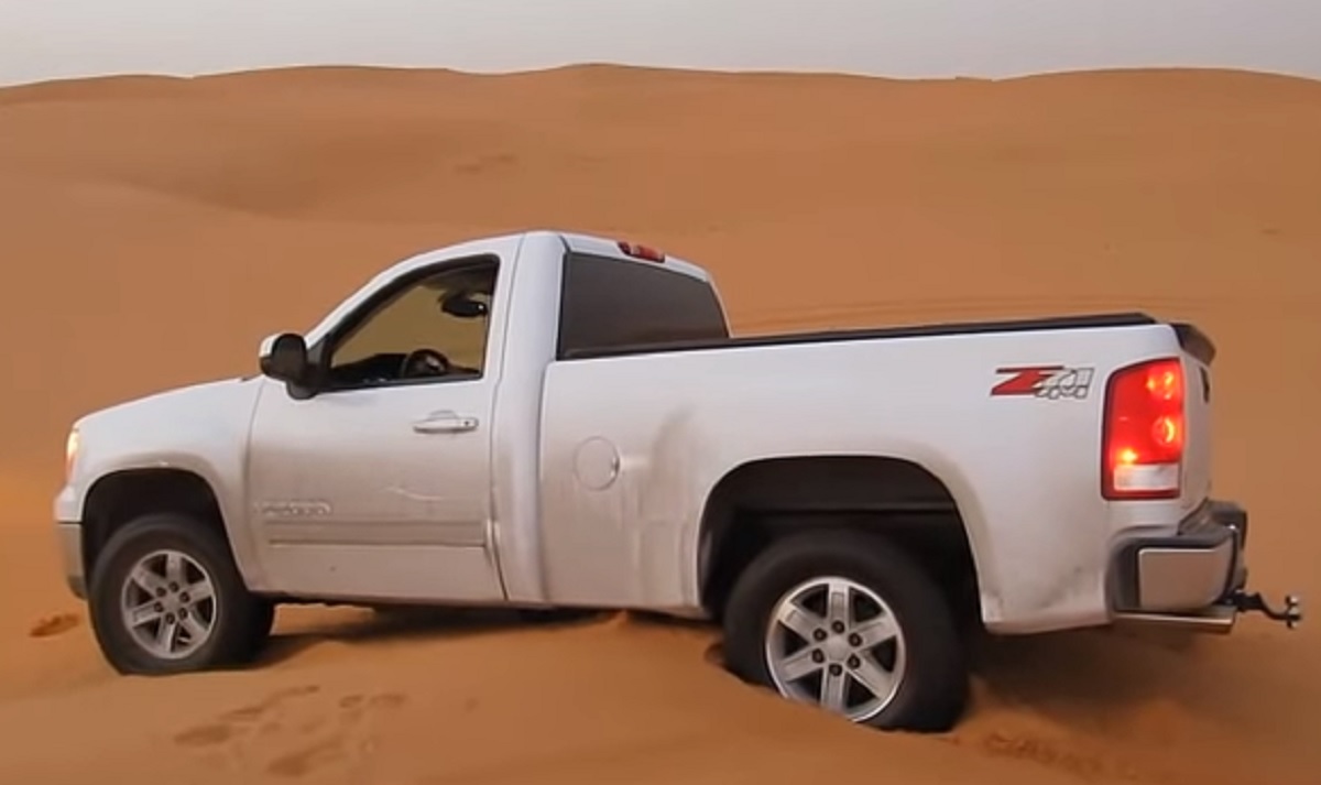 جي إم سي في الصحراء (يوتيوب)
