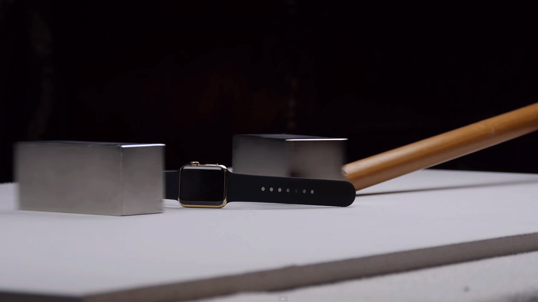 هكذا تم تدمير Apple Watch