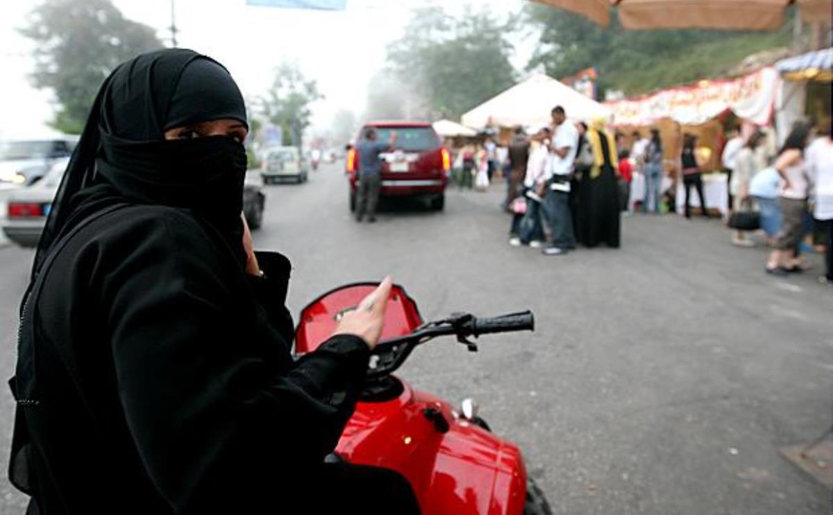 فتاة على دراجة