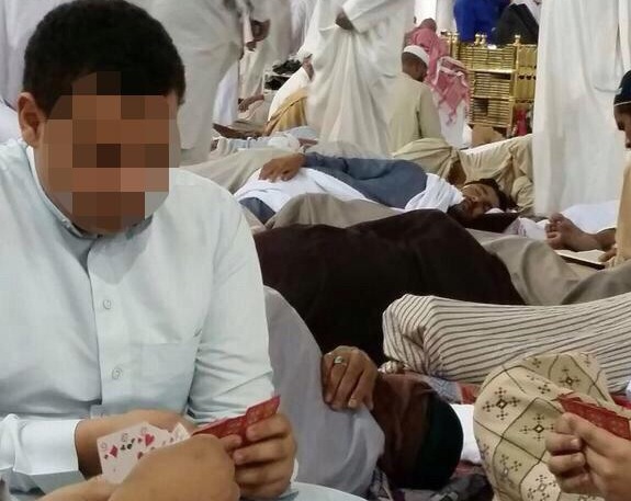 شبان يلعبون البلوت داخل المسجد النبوي