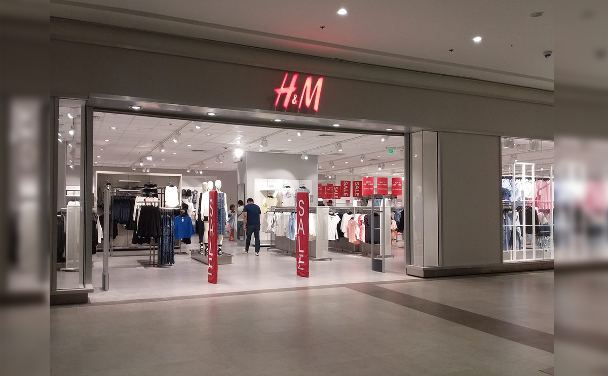 جوارب H&M تسيء للدين