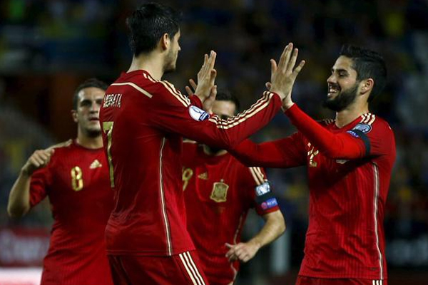 لاعب المنتخب الاسباني موراتا يحتفل مع زمالائه بهدفه