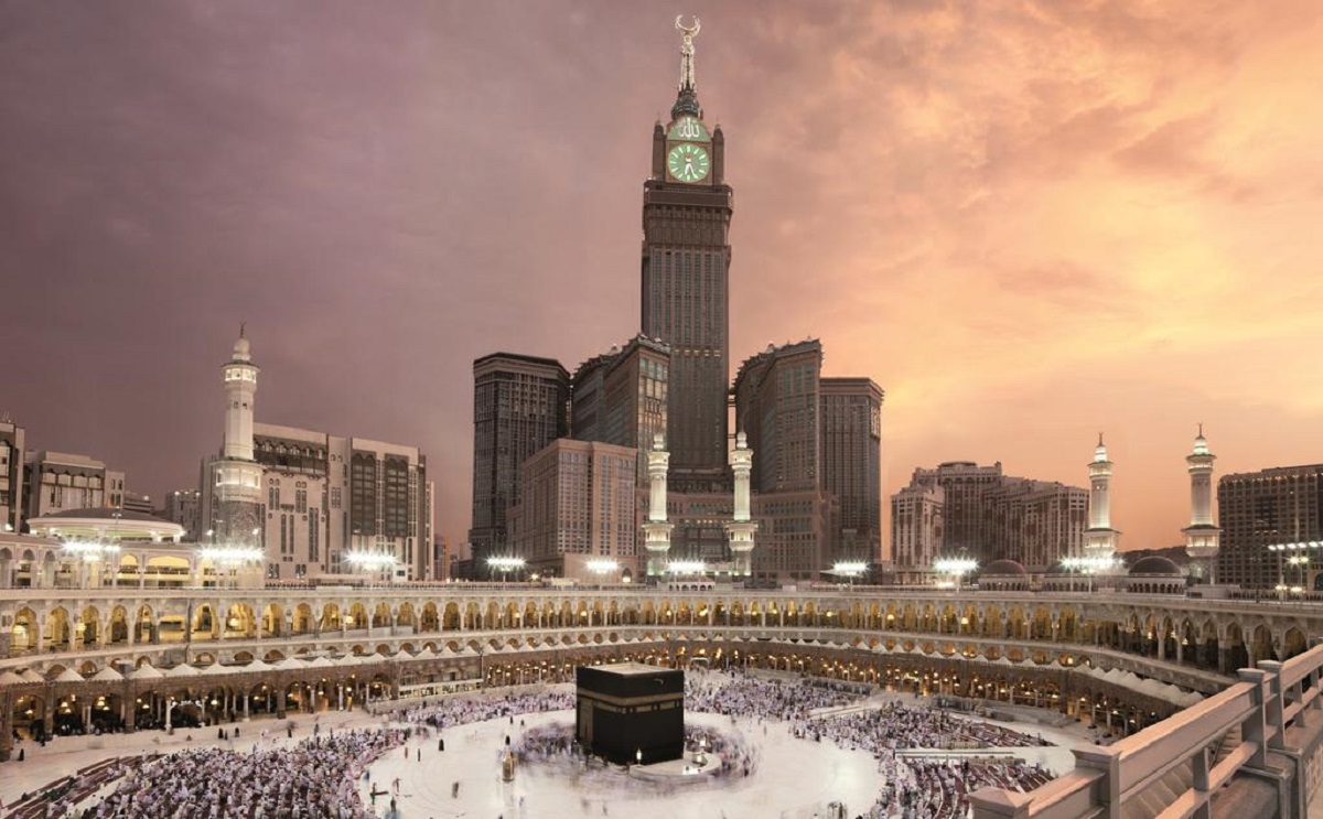 ساعة مشهورة تعتبر معلم سياحي