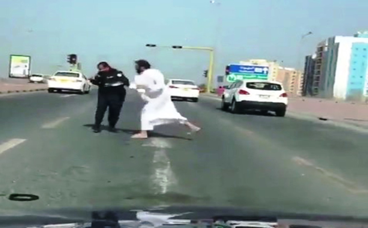 يتلقى الضربات (يوتيوب)