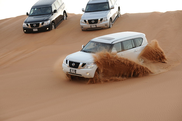 سيارة في الصحراء.