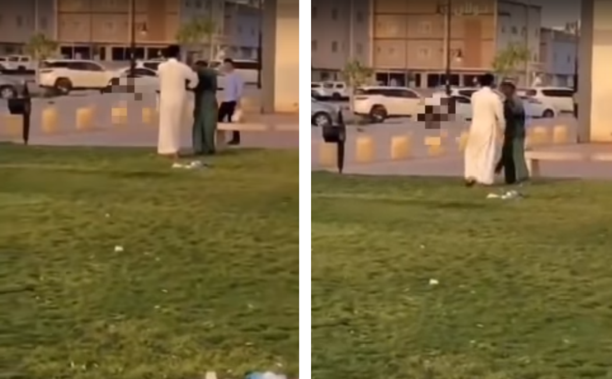 شاب يضرب عامل نظافة في احد شوارع الرياض