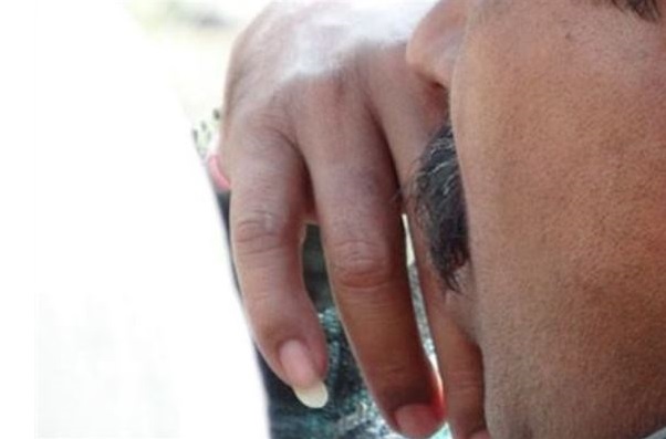 تطويل ظفر الخنصر عند الرجال