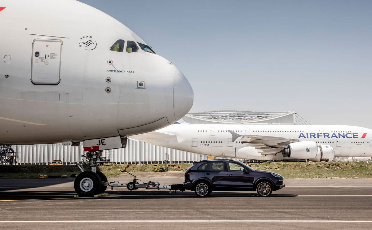 سيارة بورش تسحب طائرة ايرباس A380