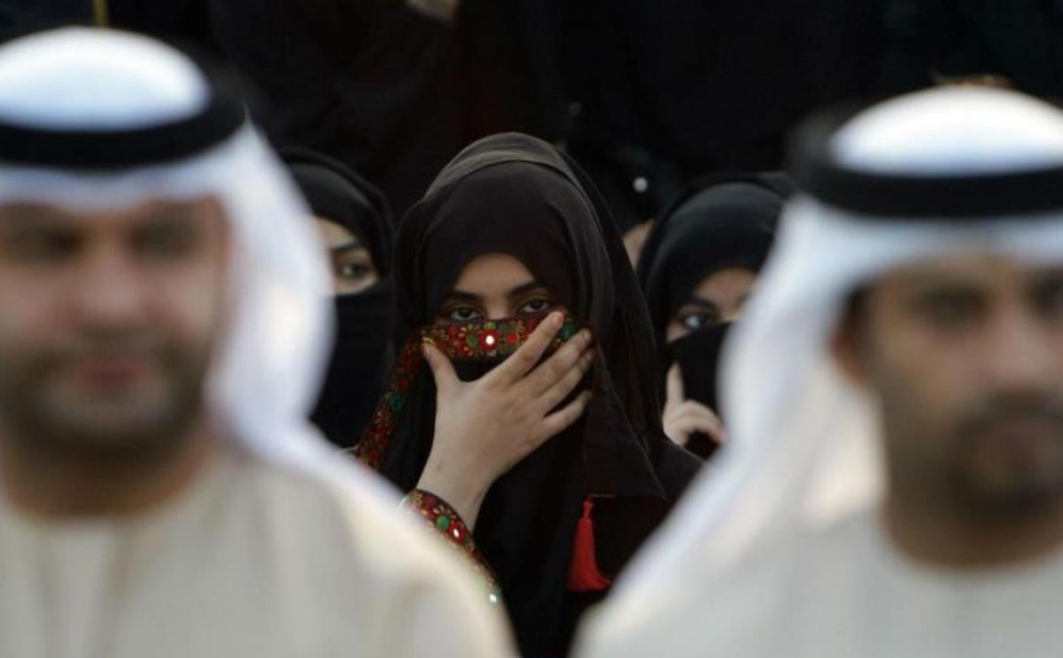 رجال ونساء في الإمارات (AFP)