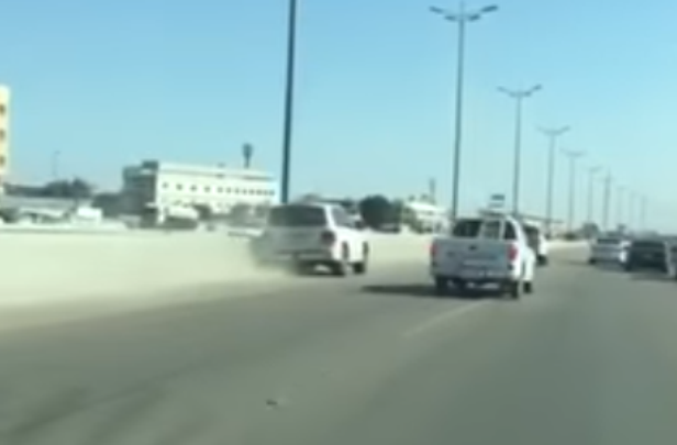 سائق سيارة يوقفها بعد ان علق مثبت السرعة