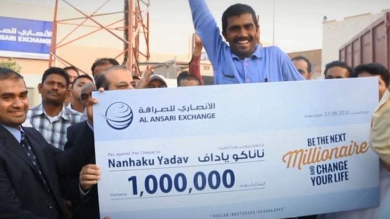 عامل هندي يفوز بجائزة مليون درهم في الامارات