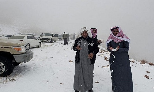 شبان يعبرون عن فرحهم بالثلوج في السعودية