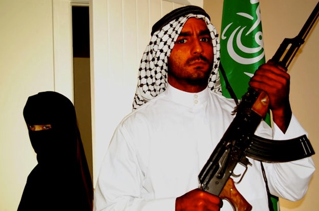 سعودي يحمل سلاحا (Amir Normandi)