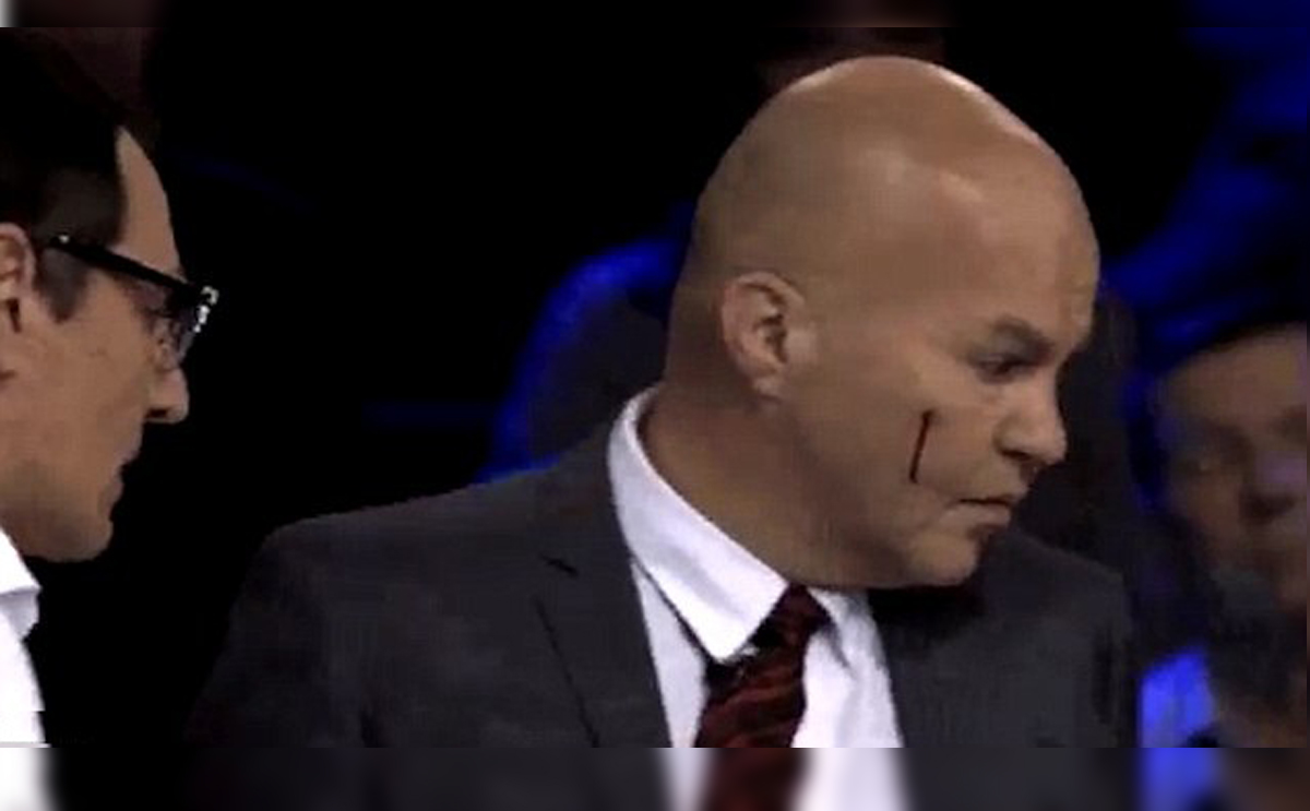 صحفي روسي يضرب احد ضيوفه