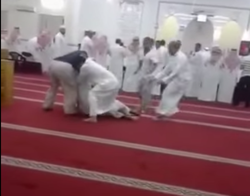 رجل يدخل المسجد ويصرخ انا المهدي