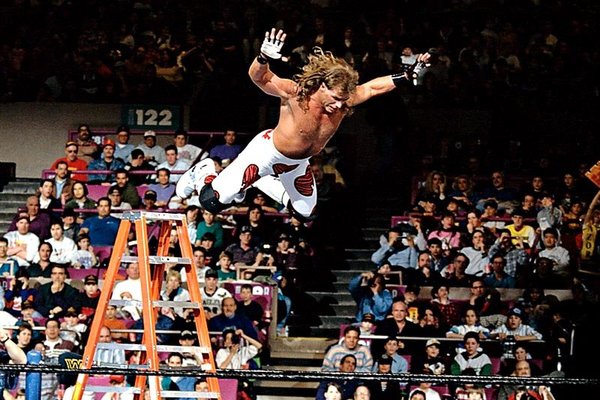 واحدة من اجمل القفزات فوق السلالم في WWE