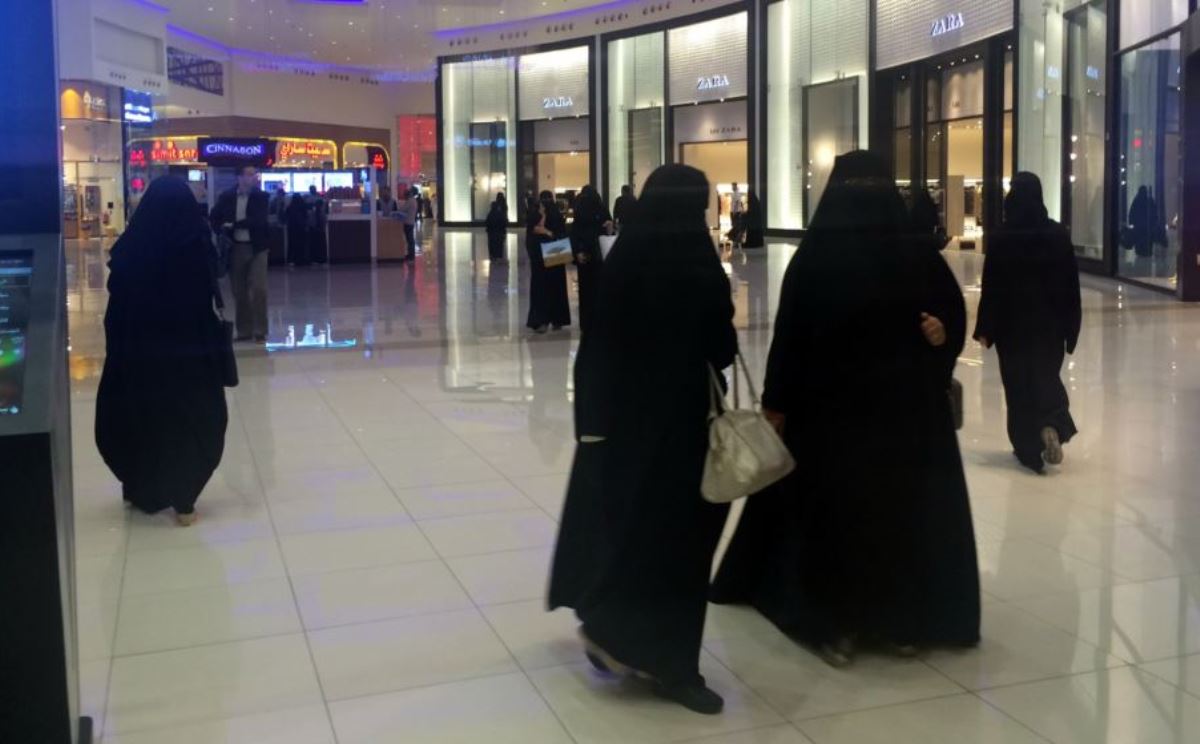 سعوديات في مول (VOA)