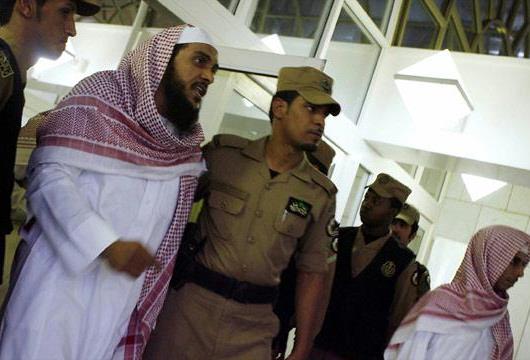رجال الهيئة مع الأمن (Getty)