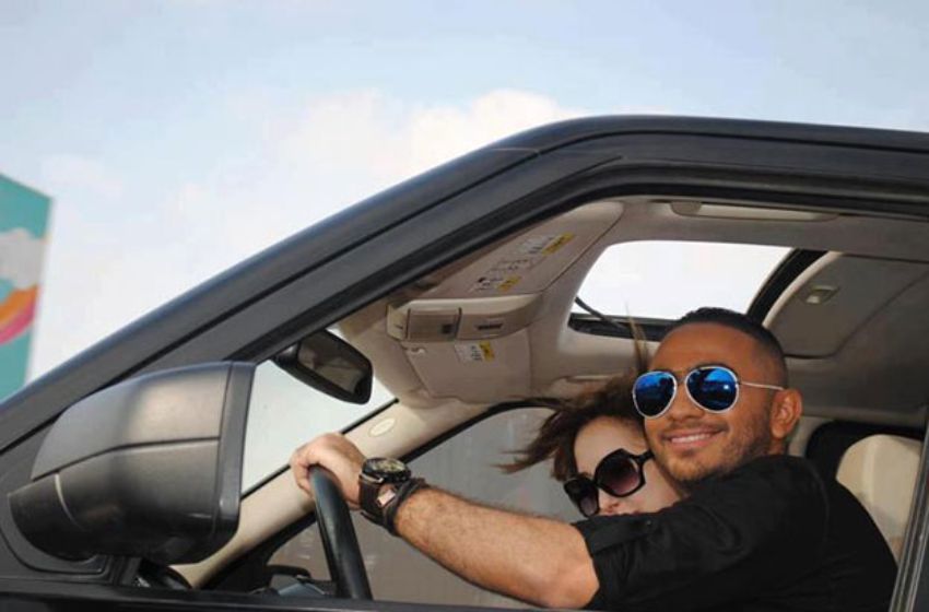 تامر حسني في سيارته الخاصة