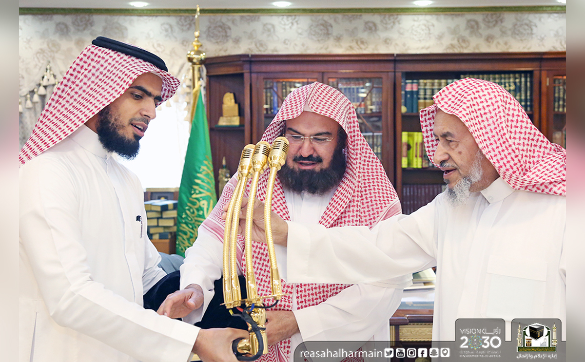 ميكروفونات مذهبة في بيت الله الحرام