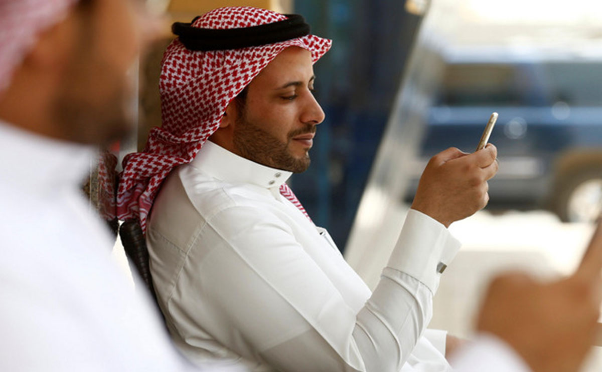 سعودي يتفقد هاتفه
