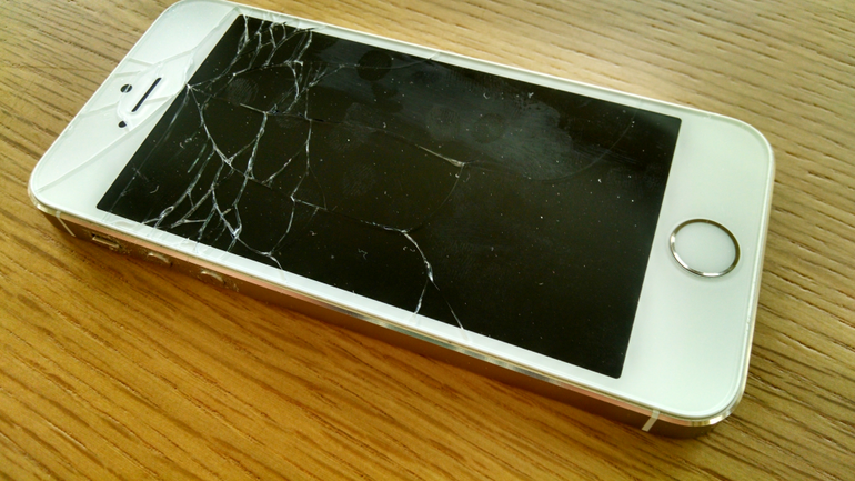 آيفون بشاشة مكسورة (Cnet)