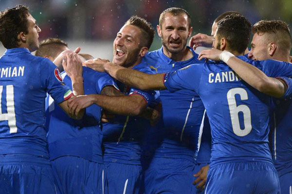 لاعبو المنتخب الايطالي وهم يحتفلون بتسجيل هدف