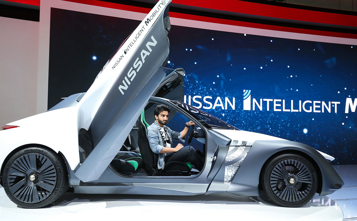 رئيس التحرير محمد حوري في سيارة "نيسان بلو جلايدر" (Dubai International Motor Show)