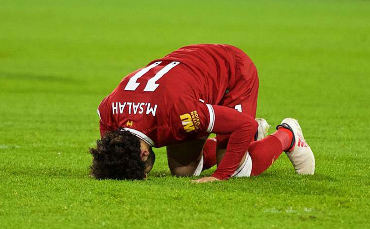 محمد صلاح ساجدا