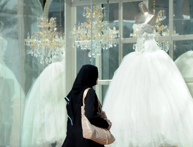 سعودية تشاهد فستان عرس (Getty)