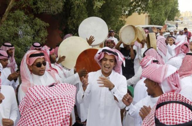 شباب سعوديون في حفل (رويترز)