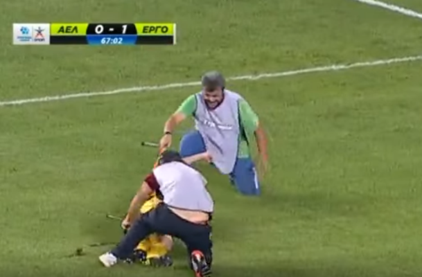 وقوع لاعب عن النقالة بطريقة مضحكة
