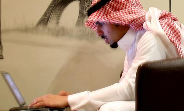 سعودي يعمل على الإنترنت (أسوشييتد برس)