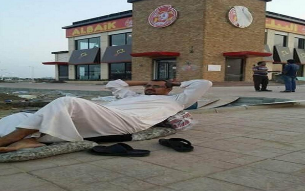 رجل ينام امام مطعم البيك قبل اسبوع من افتتاحه في جازن