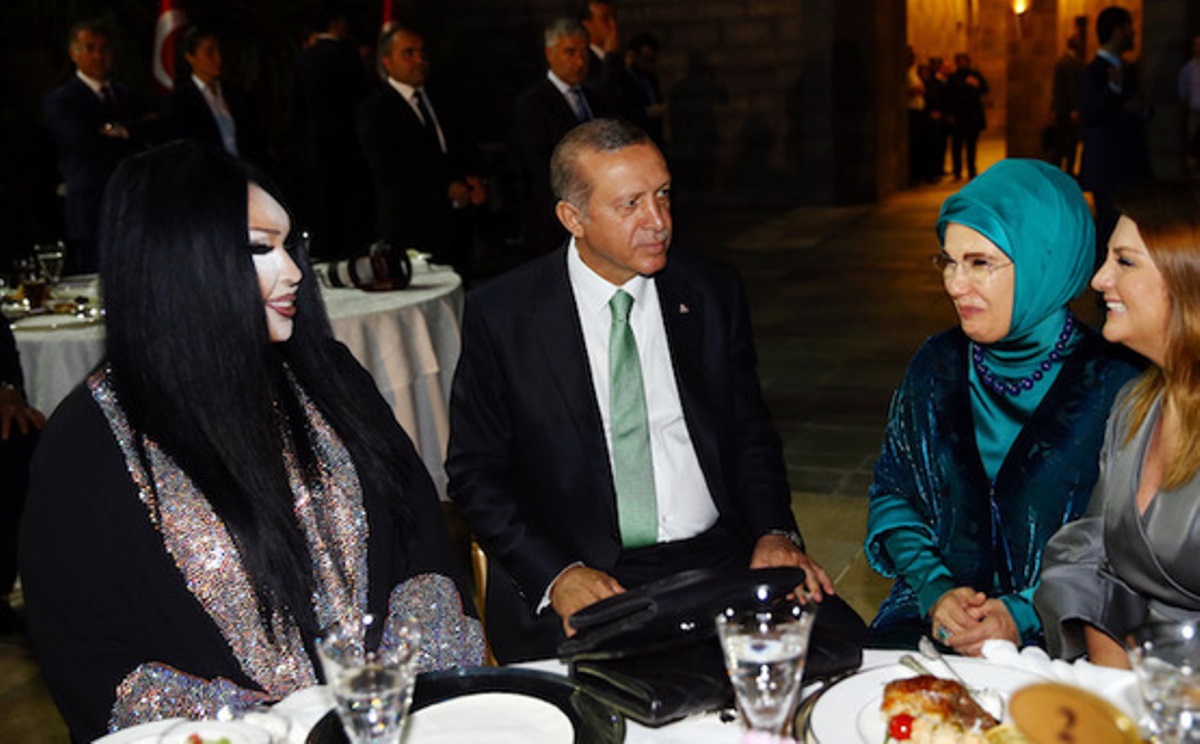 أردوغان إلى جانب أرسوي (Anadolu Agency)