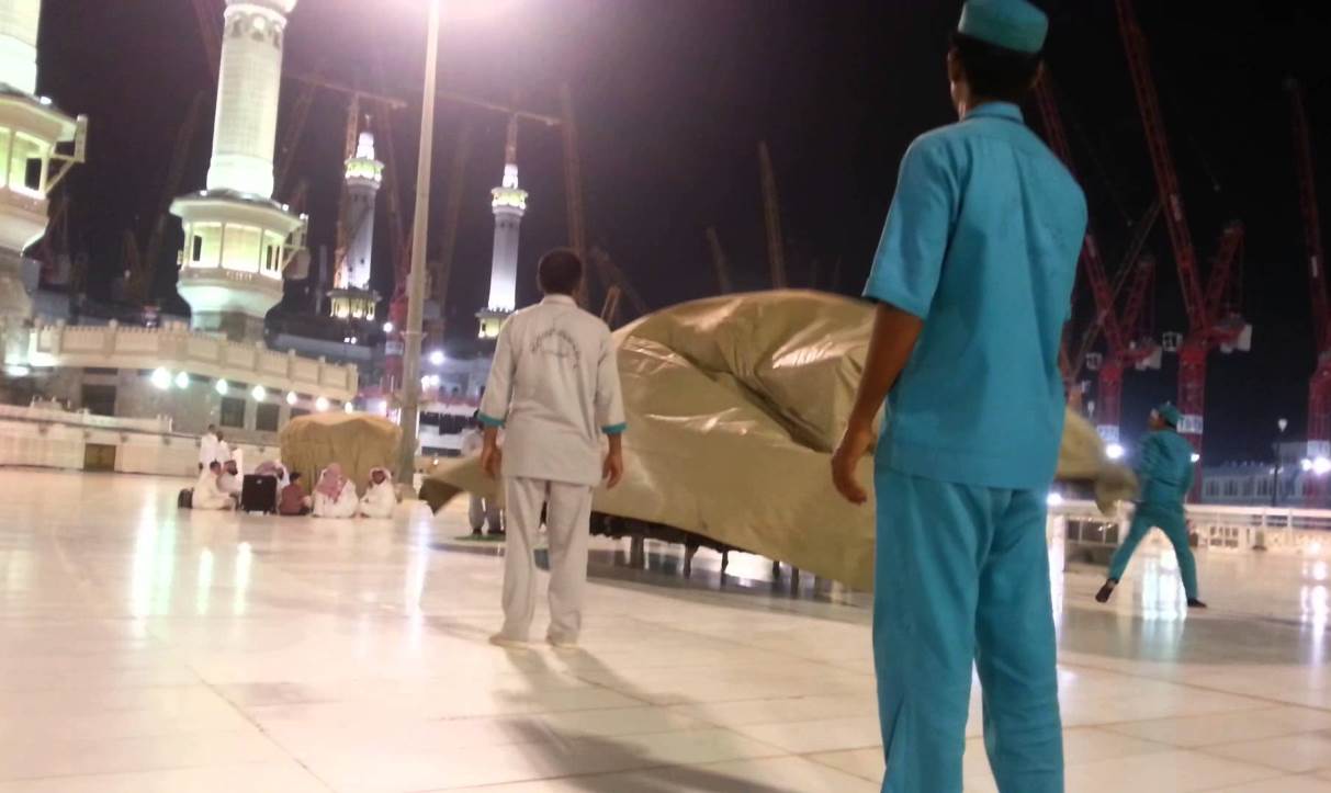 طريقة تنظيف الحرم المكي وتعطير ابوابه
