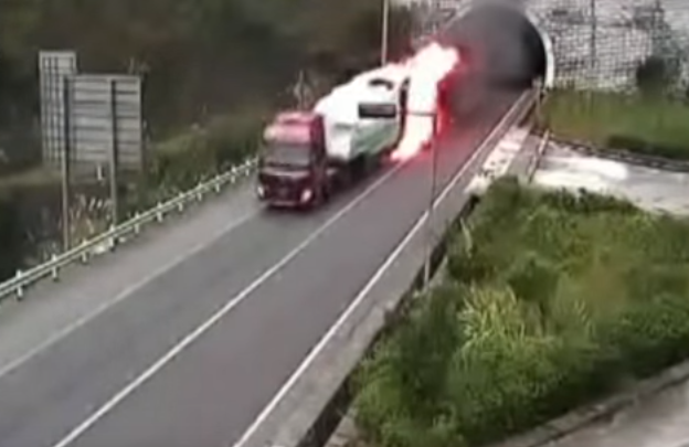 سائق يخاطر بحياته ويقود شاحنة محترقة