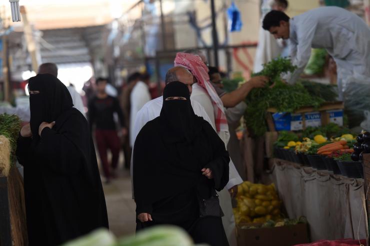 نساء سعوديات يتسوقن في حي منفوحة بالرياض (أ.ف.ب)